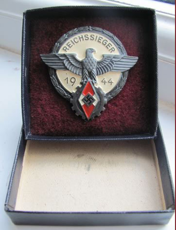 1944 Boxed HJ-DAF Reichssieger Badge